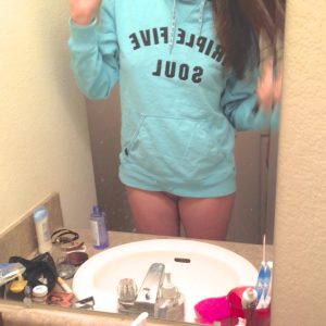 J’ai juste fini de remplir la piscine. Et là, ça y est. Zohra - rencontre-Naturiste-Le Mans